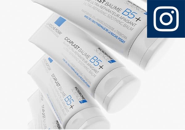 Vier weiße Tuben der Marke La Roche-Posay mit blauer Beschriftung „Cicaplast Baume B5+“ liegend, oben rechts ein blaues Instagram-Symbol