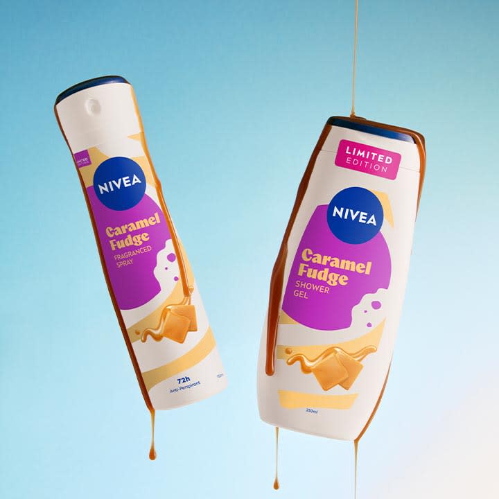 zwei NIVEA Produkte in weißer Verpackung mit violettem Etikett und Aufschrift „Caramel Fudge“, links ein Deospray, rechts ein Shower Gel mit zusätzlichem Sticker „Limited Edition“ und karamellfarbener Flüssigkeit an der Flasche