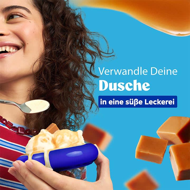 Junge Frau lächelt, hält eine blaue Duschflasche, aus der vanillefarbene Creme mit Karamellstücken fließt; Text daneben: „Verwandle Deine Dusche in eine süße Leckerei“