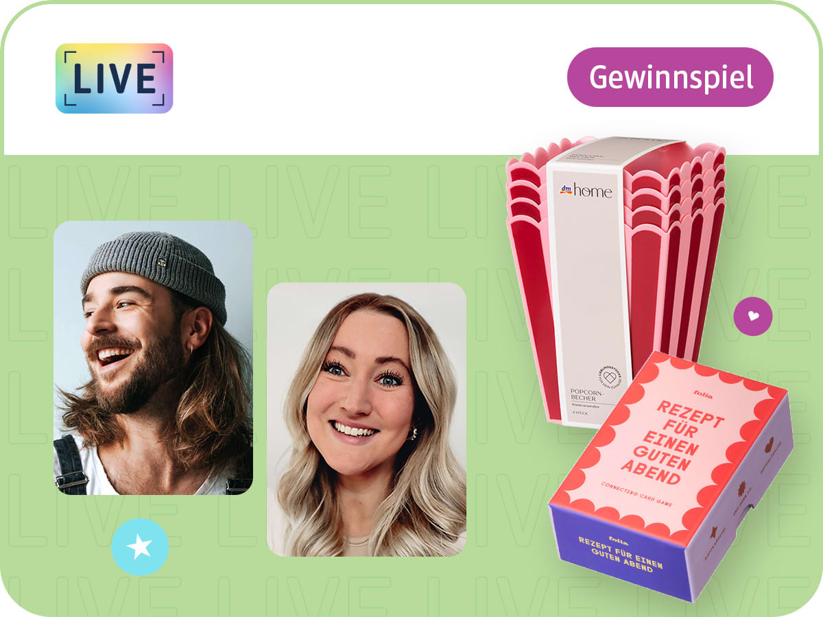 Die Moderatoren Eric und Ronja lächeln in die Kamera, daneben dm home Popcorn Becher aus Kunststoff und Folia Karten-Set „Connecting Cards“ sowie der Hinweis auf ein Gewinnspiel