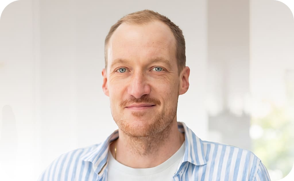 Dr. Konstantin Wagner lächelt in die Kamera