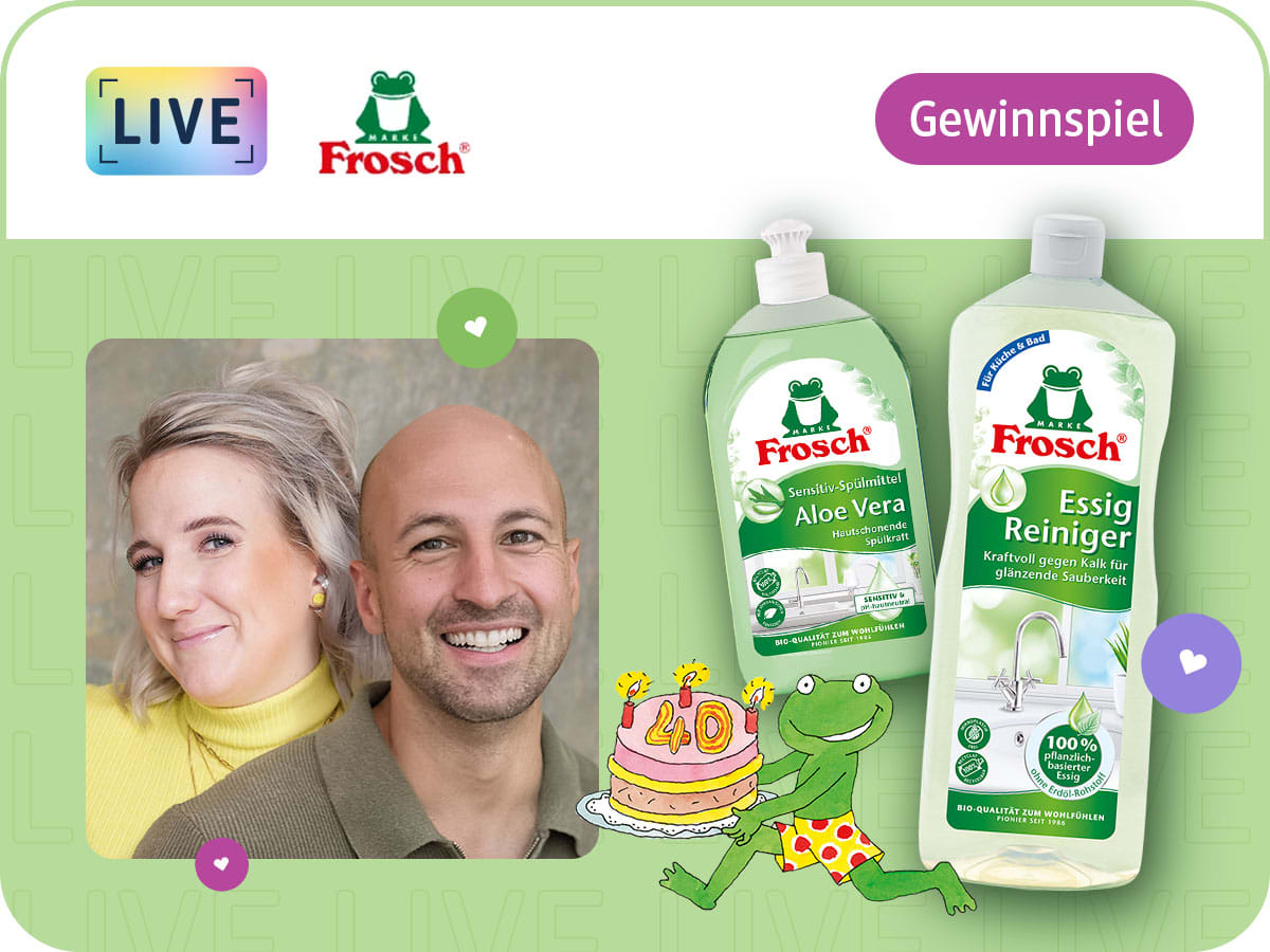 Frosch-Experte Johannes und Moderatorin Mareike lächeln in die Kamera, daneben Frosch Essig Reiniger und das Frosch Aloe Vera Sensitiv-Spülmittel, das Frosch Logo sowie der Hinweis auf ein Gewinnspiel