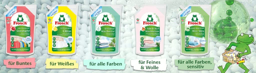 Reihe von fünf Frosch-Waschmittel-Flaschen in unterschiedlichen Farben mit Etiketten: von links „für Buntes“, „Citrus für Weißes“, „für alle Farben“, „für Feines & Wolle“, „Aloe Vera für alle Farben sensitiv“, rechts unten Frosch-Marke als grüche Zeichentrickfrosch mit Wäschekorb