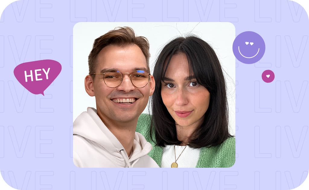 Die Moderatoren Julius und Luna lächeln in die Kamera 