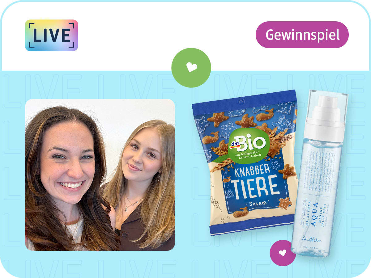Die Moderatorinnen Lena und Romy lächeln in die Kamera, daneben dmBio Knabbertiere Sesam und Dr. Althea Aqua Marine Jelly Mist sowie der Hinweis auf ein Gewinnspiel