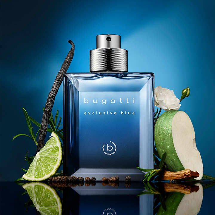 Blauer eckiger Parfumflakon mit Aufschrift „bugatti exclusive blue“ vor blauem Hintergrund, daneben Limettenscheibe, Vanilleschote, grüner Apfel, weiße Blüte und Gewürznelken