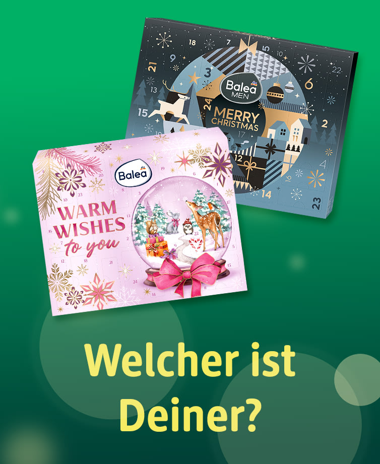 Zwei Adventskalender auf grünem Hintergrund: links rosa Balea-Kalender mit Schriftzug „WARM WISHES to you“, Schneekugel-Motiv mit Reh und Geschenken und rosa Schleife, rechts dunkelblauer Balea Men-Kalender mit Schriftzug „MERRY CHRISTMAS“ und Zahlen für die Türchen; darunter gelber Text „Welcher ist Deiner?“. Bild mithilfe von KI erstellt