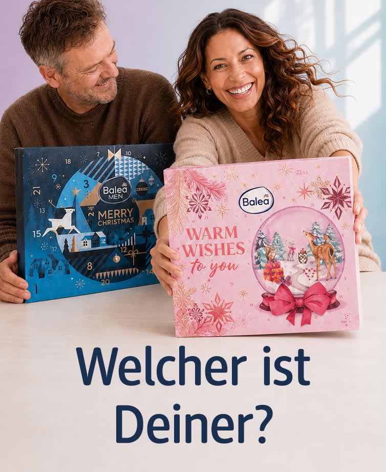 Mann und Frau halten jeweils einen Adventskalender; links blauer Balea Men Adventskalender mit Aufschrift „Merry Christmas“, rechts rosa Balea Adventskalender mit Aufschrift „Warm Wishes“ und Geschenkmotiv, Vordergrundtext „Welcher ist Deiner?“. Bild mithilfe von KI erstellt