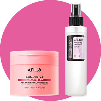 Zwei Hautpflegeprodukte vor rosa Kreis: links ein rosa Kunststoff-Tiegel „Anua Brightening Pad“ mit Aufschrift „Niacinamide 5 + TXA“, rechts eine weiße Sprühflasche mit schwarzem Kopf und Etikett „AHA/BHA Clarifying Treatment Toner“ von COSRX