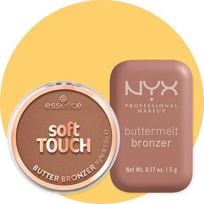 zwei Bronzer-Produkte vor gelbem Kreis: links Essence Soft Touch Butter Bronzer in runder Döschen-Verpackung, rechts NYX Professional Makeup Buttermelt Bronzer in rechteckiger Dose mit Aufschrift buttermelt bronzer