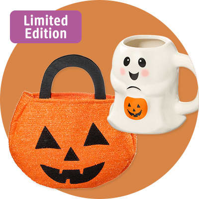 orange glitzernde Halloween-Tasche in Kürbisform mit schwarzem Henkel und aufgedrucktem Jack-O’-Lantern-Gesicht, daneben eine weiße Tasse als Geist
