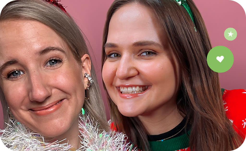 Die Moderatorinnen Mareike und Krissi lächeln in die Kamera