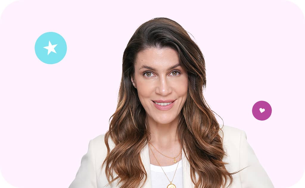 Moderatorin fraubeauty lächelt in die Kamera