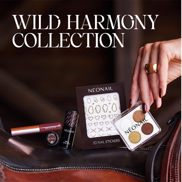 Hand mit goldfarbenem Ring zeigt dunkellackierte Fingernägel, daneben Nagellack, Nagellack-Fläschchen, Packung mit goldenen 3D-Nail-Sticker und Lidschatten-Quad von Marke NEONAIL, oben teilweiße Schrift „WILD HARMONY COLLECTION“