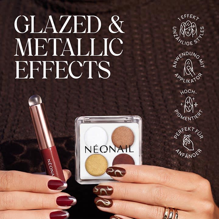 Hand hält ein quadratisches Lidschatten-Quartett von NÉONAIL mit vier Metallic-Farben (weiß, gold, bronze, dunkelbraun) und einen roten Lipgloss-Applikator mit roségoldenem Griff, Text oben: „METALLIC EFFECTS“