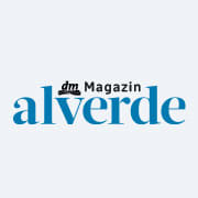 Logo der Marke alverde mit schwarzem „dm Magazin“-Schriftzug oberhalb des blauen alverde-Schriftzugs