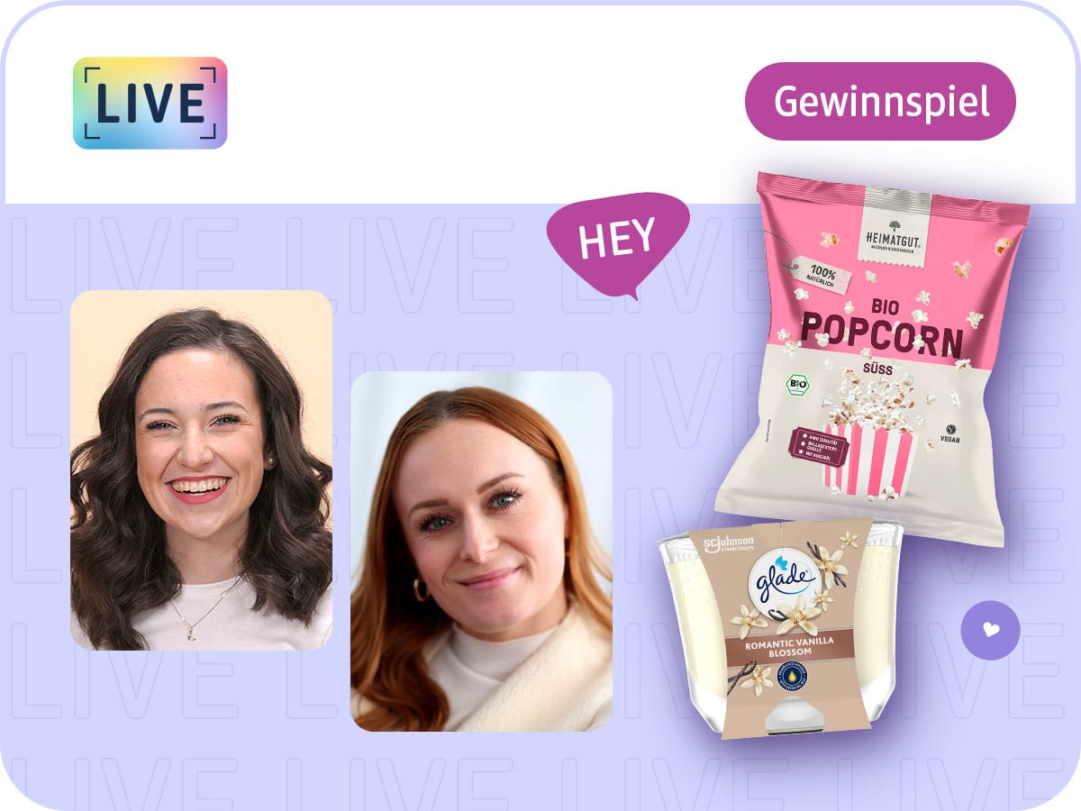 Die Moderatorinnen Lena und Fabienne lächeln in die Kamera, daneben die Produkte glade Duftkerze im Glas Romantic Vanilla Blossom und HEIMATGUT Popcorn süß sowie der Hinweis auf das Gewinnspiel