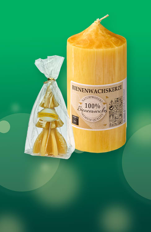 zylindrische gelbe Bienenwachskerze mit Etikett „Bienenwachskerze 100% Bienenwachs“ neben mehreren kleinen, als Set in durchsichtigem Beutel verpackten gelben Bienenwachskerzen
