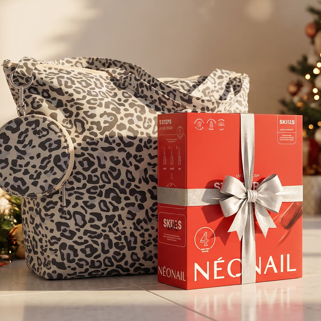 Rote Geschenkbox von „Néonail“ mit silberner Schleife neben grauschwarzem Tiermuster-Canvasbeutel mit rundem Anhänger. Bild mithilfe von KI erstellt