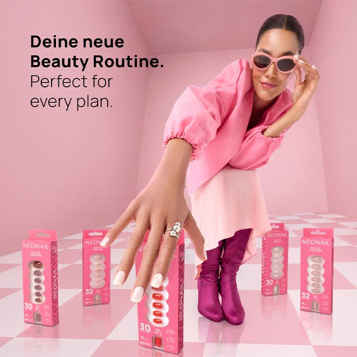 Frau in pinker Kleidung und Sonnenbrille kniet vor rosa-kariertem Boden und hält ausgestreckte Hand mit weißen künstlichen Nägeln, davor mehrere rosa Verpackungen mit Aufschrift „NEONAIL“ und sichtbaren künstlichen Nägeln, links oben Text „Deine neue Beauty Routine. Perfect for every plan“