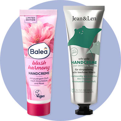 Zwei Handcreme-Tuben nebeneinander vor violettem Kreis: links pinke Balea „blush harmony“ Handcreme, Aufschrift „Limited Edition“, „mit pudrigem Duft nach Kirschblüte und Rose“, Vegan-Symbol; rechts silberne Jean&Len Handcreme mit grünem Motiv, Aufschrift „sehr geile HANDCREME“, „für strapazierte, sehr trockene Hände“, „mit UREA“