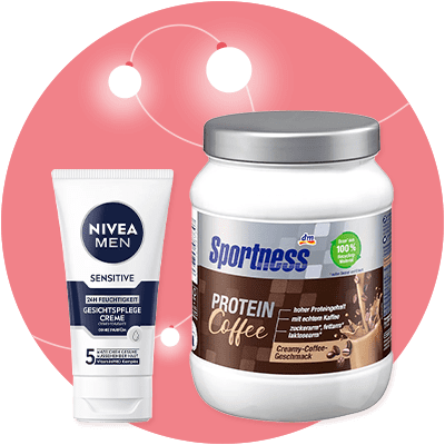 Eine Tube Nivea Men Sensitive 2in1 Feuchtigkeitspflege mit blauer Aufschrift neben einer Sportness Protein Coffee Dose mit braunem Design und der Aufschrift „Creamy Coffee-Geschmack“