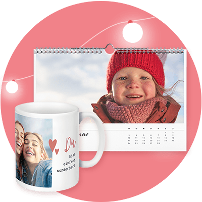Eine Collage aus einem Kalender mit einem roten Mützenmotiv und einer weißen Tasse mit der Aufschrift „Du bist einfach wunderbar“