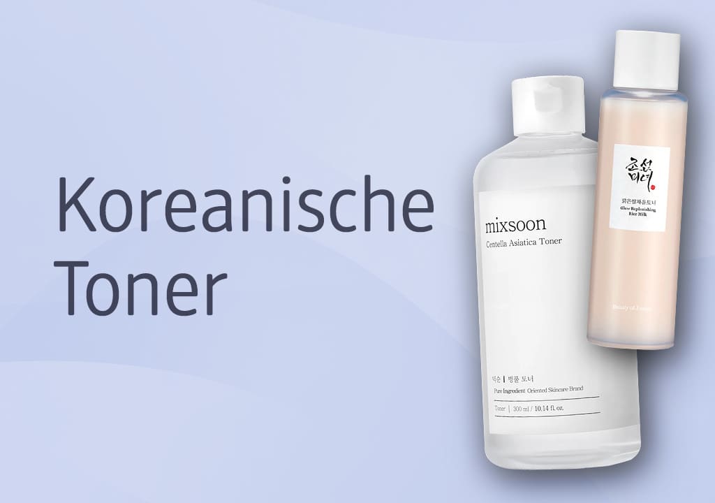 Zwei koreanische Tonerflaschen nebeneinander vor hellem, pastellblauem Hintergrund; links eine transparente Flasche mit weißem Etikett und der Markenaufschrift „mixsoon Centella Asiatica Toner“, rechts eine helle, milchig-rosa Flasche mit weißem Schraubverschluss und einem vertikalen Etikett mit koreanischen Schriftzeichen sowie links daneben der Text „Koreanische Toner“ ohne Punkt am Ende