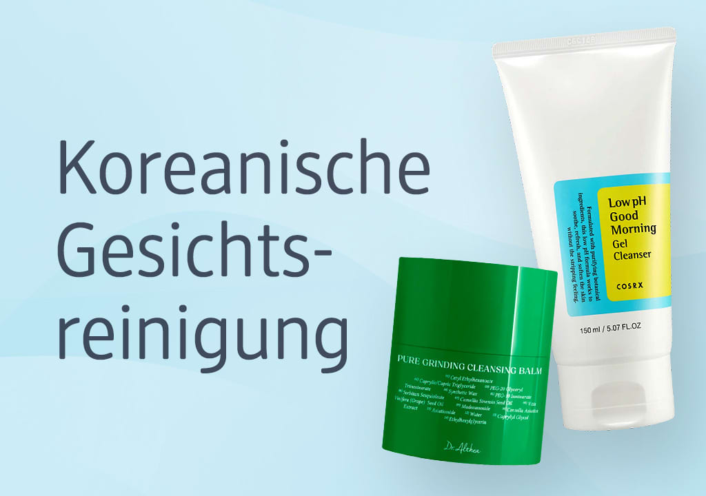 Zwei koreanische Gesichtsreinigungsprodukte auf hellem blauem Hintergrund: links ein grüner Tiegel mit der Aufschrift „Pure Cleansing Balm“, rechts eine weiße Tube mit blau-gelbem Etikett und der Aufschrift „Low pH Good Morning Gel Cleanser“, daneben großer Text „Koreanische Gesichtsreinigung“