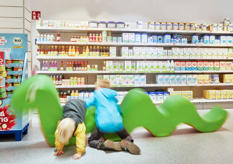 Hilfsbereite junge Frau