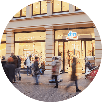 Menschen vor einem dm-Markt