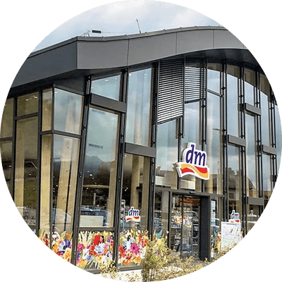 Moderne dm-Filiale mit Glasfassade