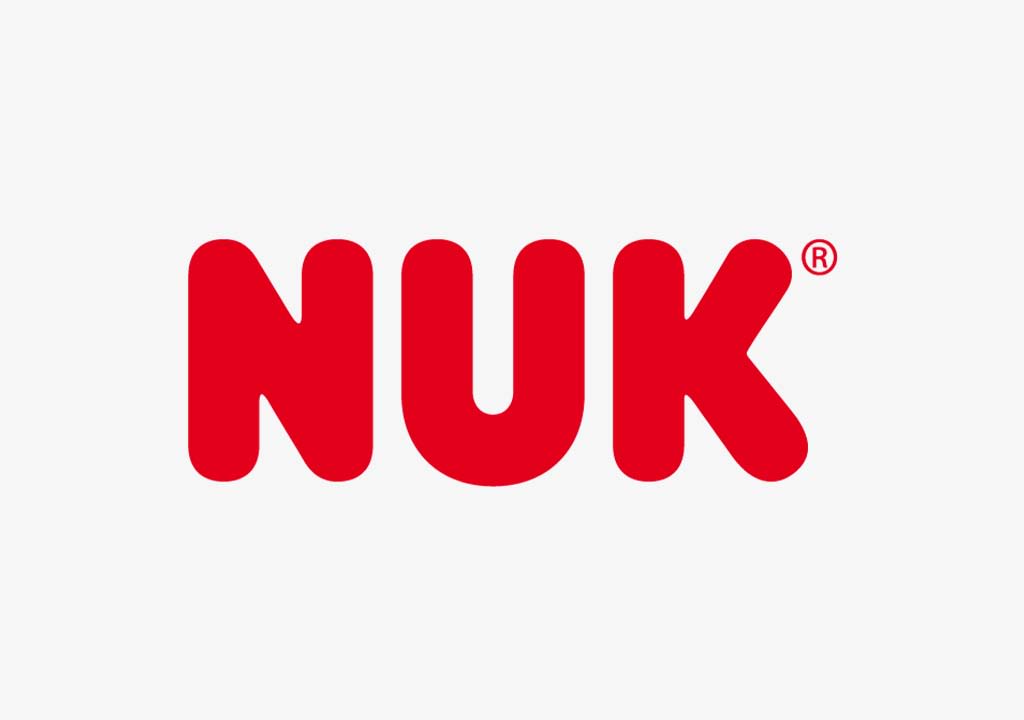 NUK Logo vor grauem Hintergrund