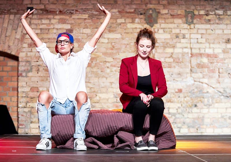 zwei Frauen bei der Ausbildung von dm