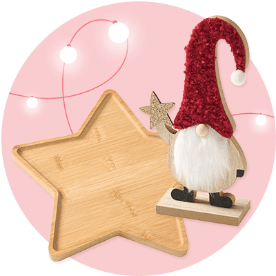 Ein Holzstern und eine Weihnachtsfigur mit roter Mütze und weißem Bart, die einen goldenen Stern hält, vor einem rosa Hintergrund mit Lichterketten