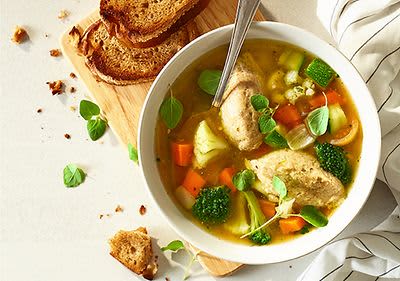 Gemüsebrühe mit Grießklößchen