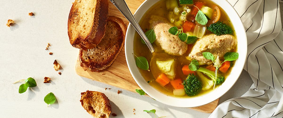 Gemüsebrühe mit Grießklößchen