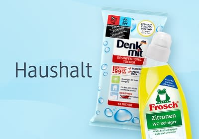 Eine Packung Denk mit Desinfektions-Tücher mit rotem und blauem Aufdruck, der 99,9% Bakterien und spezielle Viren abtötet, enthält 40 Tücher, daneben eine gelbe Flasche Frosch Zitronen WC-Reiniger mit grünem Frosch-Logo und der Aufschrift Wirkt kraftvoll gegen Kalk und Urinstein, im Hintergrund steht das Wort Haushalt in grauer Schrift auf hellblauem Hintergrund.