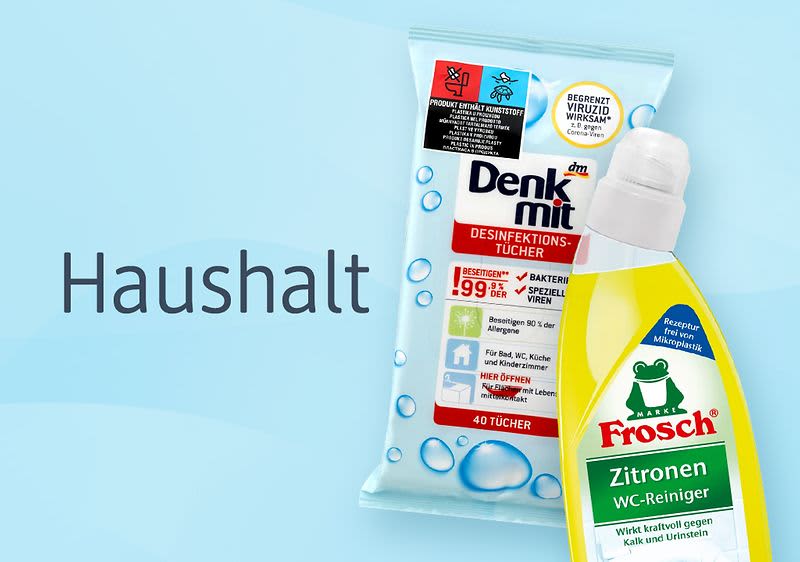 Eine Packung Denk mit Desinfektions-Tücher mit rotem und blauem Aufdruck, der 99,9% Bakterien und spezielle Viren abtötet, enthält 40 Tücher, daneben eine gelbe Flasche Frosch Zitronen WC-Reiniger mit grünem Frosch-Logo und der Aufschrift Wirkt kraftvoll gegen Kalk und Urinstein, im Hintergrund steht das Wort Haushalt in grauer Schrift auf hellblauem Hintergrund.