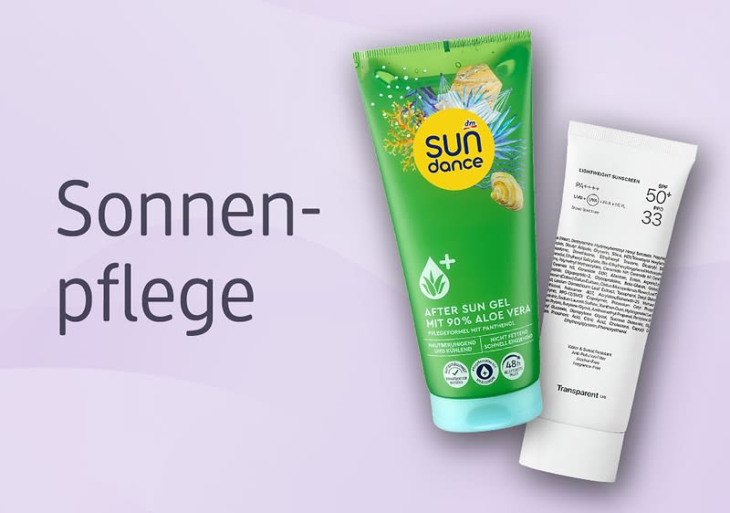 Eine grüne Tube mit der Aufschrift „Sundance After Sun Gel mit 90 % Aloe Vera“ neben einer weißen Tube mit der Aufschrift „Sonnenschutz Sonnencreme LSF 50+“ auf einem hellvioletten Hintergrund mit dem Text „Sonnenpflege“