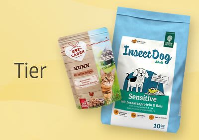 Zwei Tierfutterverpackungen auf einem gelben Hintergrund, links eine kleinere Packung mit der Aufschrift Huhn mit feinen Kräutern und einem Bild von einem Hund und einer Katze, rechts eine größere blaue Packung mit der Aufschrift InsectDog Adult Sensitive mit Insektenprotein & Reis und einem Bild von einem Hund, daneben steht das Wort Tier in schwarzer Schrift.
