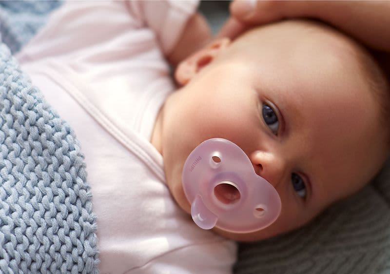 Die komfortablen Soothies Schnuller von Philips Avent passen sich an die Gesichtsform Deines Babys an.