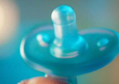 Die Soothies Schnuller von Philips Avent verfügen über kiefergerecht geformte Sauger.