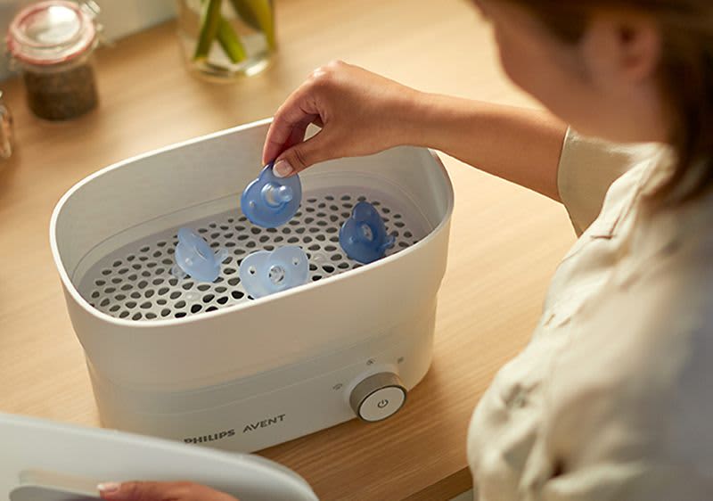 Das Reise-Etui des Soothies von Philips Avent dient auch als Sterilisator.
