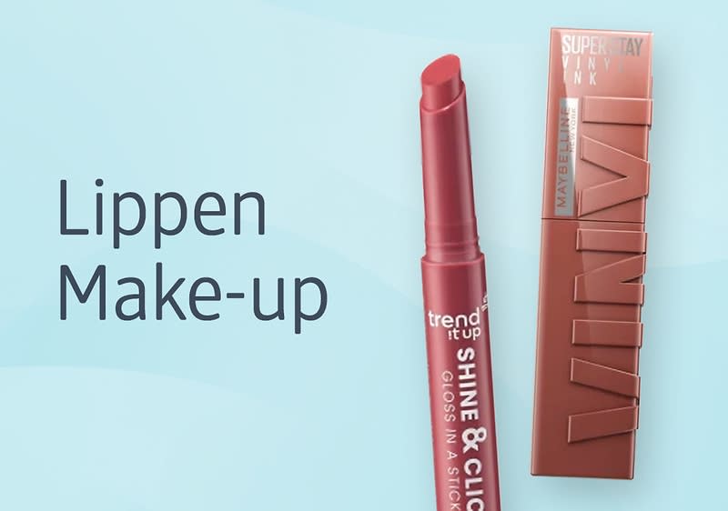 Lippenstift und Verpackung auf blauem Hintergrund.