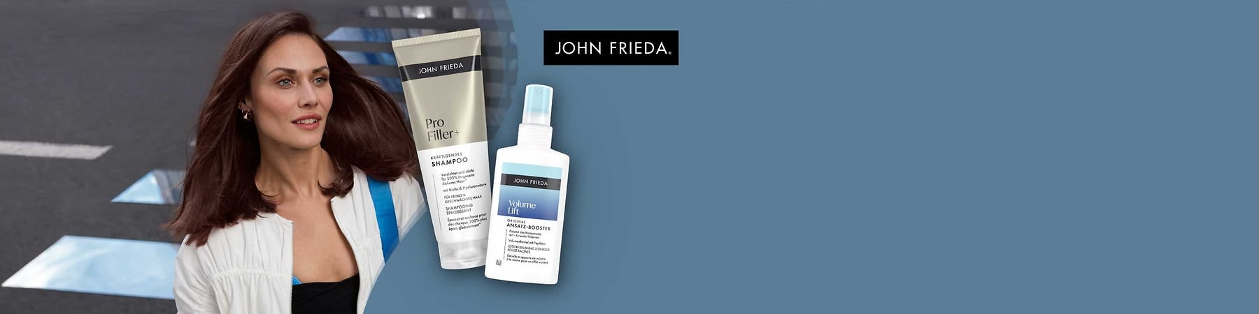 Eine Tube mit der Aufschrift „John Frieda Pro Filler+ Kräftigendes Shampoo“ und eine Flasche mit der Aufschrift „John Frieda Volume Lift Ansatz-Booster“ auf einem blauen Hintergrund. Oben rechts das Logo von John Frieda