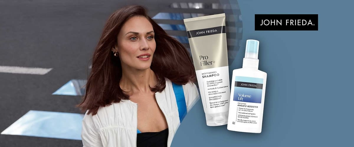 Eine Produktverpackung von John Frieda. Links eine beige Tube mit der Aufschrift „Pro Filler+ Kräftigendes Shampoo“. Rechts eine weiße Flasche mit der Aufschrift „Volume Lift Ansatz-Booster“. Oben rechts das Logo von John Frieda.
