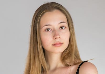 Frau mit langen blonden Haaren