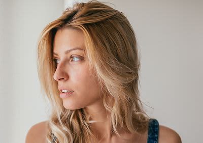 Frau mit welligem, blondem Haar