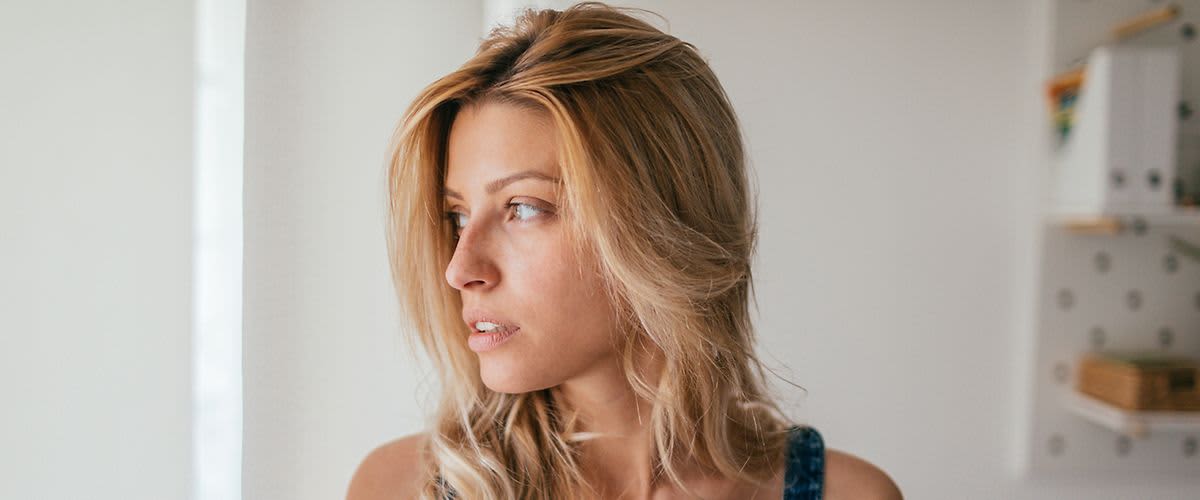 Frau mit welligem, blondem Haar